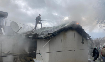 Alev alev yanan tek katlı ev küle döndü