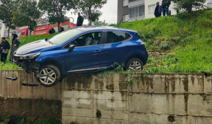 Fren yerine gaza basınca, sitenin bahçesine yuvarlandı