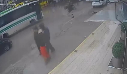 Çukura düşen motosikletli, otobüsün altında kalmaktan son anda kurtuldu