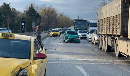 Eskişehir'de otomobil ticari taksiye çarptı, 3 kişi yaralandı