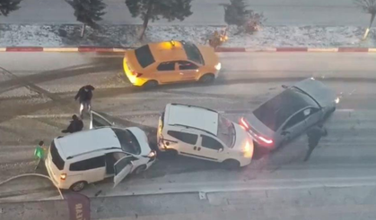 6 araç birbirine girdi