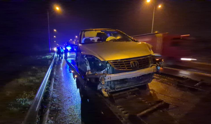 Bariyerlere çarpan otomobilin sürücüsü yaralandı