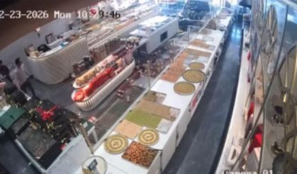 Sürücüsünün kontrolünü kaybettiği otomobilin pastaneye girdi