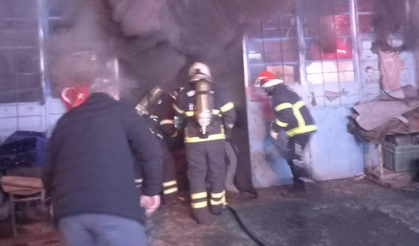 Oto döşeme dükkanı çıkan yangında küle döndü