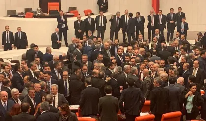 TBMM’de tansiyon zirvede! Akın Gürlek’in yemininde yumruklu kavga