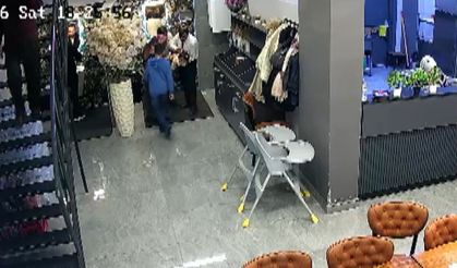 O anlar kamerada: Şefin Heimlich müdahalesi bebeği hayata bağladı