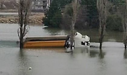 Adana’da köyü su bastı, yollar kapandı: Bir kamyon suya gömüldü