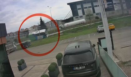 Yarışmadan dönen öğrencileri taşıyan aracın kaza anı güvenlik kamerasına yansıdı