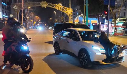 Alkollü yolcu çakar iddiasıyla aracın önüne atladı