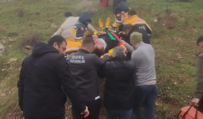 Yol kenarına devrilen otomobilin sürücüsü yaralandı