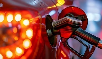 Gece yarısı pompa fiyatları değişiyor: Benzin ve motorine yeni zam