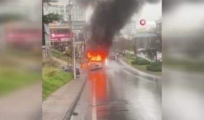 Ataşehir'de servis minibüsü yanarak küle döndü