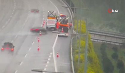 Önce bariyere, ardından otoyol çalışanlarına çarptı: O anlar kamerada