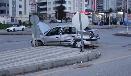 İki araç birbirine girdi