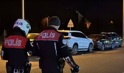 Ani fren yapıp kaçan sürücü, zincirleme kazaya neden oldu: Yaralılar var