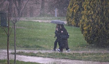 Eskişehir'de yağmur bastırdı, öğrenciler şemsiyelere sarıldı