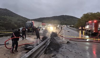 Bariyerlere çarparak yanan otomobilin sürücüsü feci şekilde can verdi