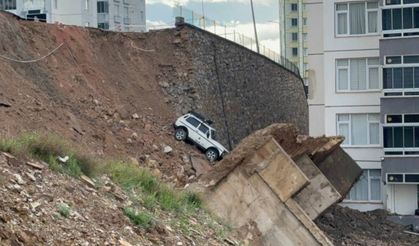 Tokat’ta istinat duvarı çöktü, park halindeki bir araç sürüklendi