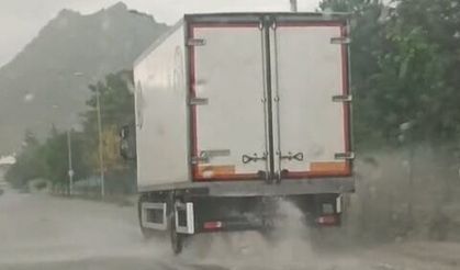 Sivrihisar'da sağanak etkili oldu, sürücüler zor anlar yaşadı
