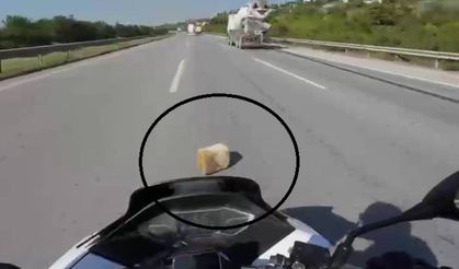 Mikserden düşen malzeme motosiklet sürücüsünü ölümle burun buruna getirdi