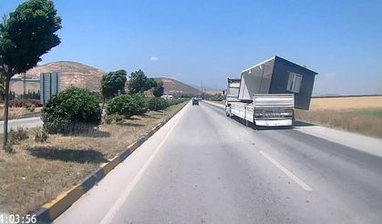Fırtınanın, tırda taşınan konteyneri uçurduğu anlar kamerada