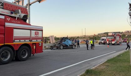 Düğün konvoyundaki otomobil bariyerlere çarptı: 1 ölü, 3 yaralı