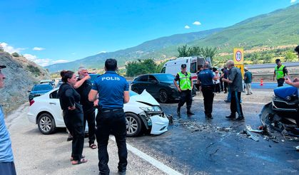 İki otomobil çarpıştı: 5 yaralı