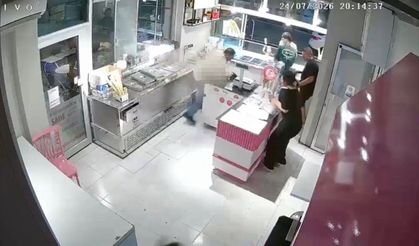 Önce cep telefonundaki kişiye el salladı, sonra tabancayla dondurmacıyı vurdu