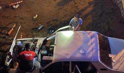Otomobil köprüden kanala düştü: 4 yaralı