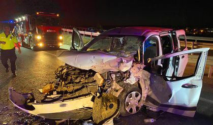 Hafif ticari araç otomobille çarpıştı: 5 yaralı