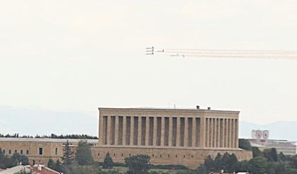 Türk Yıldızları'ndan Ankara semalarında prova uçuşu