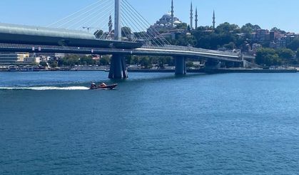 Tur teknesi köprünün ayağına çarptı, dengesini kaybeden personel suya düştü