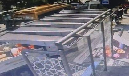 Silivri’de kamyonet durağa daldı: 1 kadın yaralandı