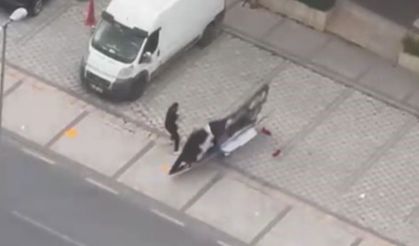 Avcılar’da fırtına sırasında uçan reklam panosu bir vatandaşın üzerine düştü