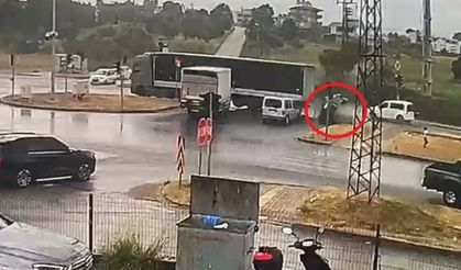 Antalya’da otomobilin tır sürükleyip takla attırdığı anlar kamerada: 3 yaralı
