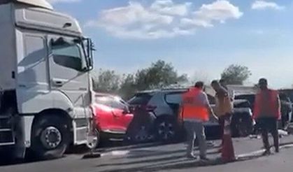 Otoyolda 12 araç birbirine girdi: 6 yaralı