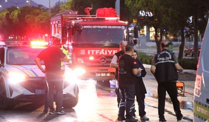 Devrilen motosiklet sürücüsü otobüsün altında kaldı