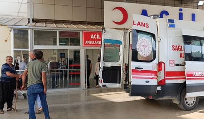 Devrilen traktörün altında kalan muhtar ağır yaralandı
