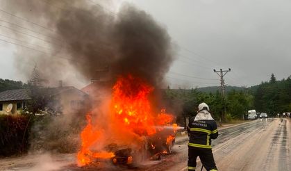 Yanan otomobildeki patlama paniğe neden oldu
