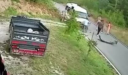 Servis aracı ile otomobil çarpıştı
