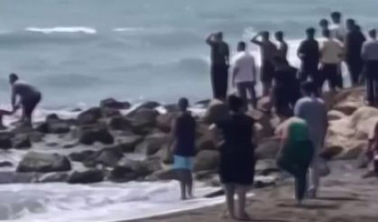 Dalgalara kapılan 2 kişi kurtarıldı, 14 yaşındaki çocuk boğuldu