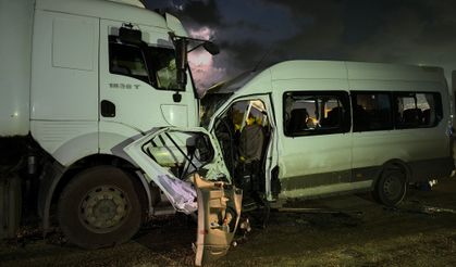 İşçi servisi tırla kafa kafaya çarpıştı: Ölü ve yaralılar var