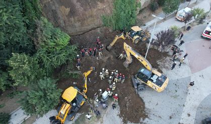 Büyükçekmece'de toprak kayması: Mahsur kalanlar var