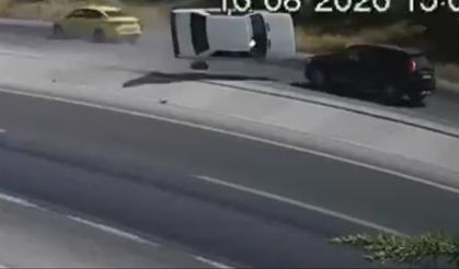 Yola fırlayan parçadan kurtulmak isterken karşı şeride uçarak 2 otomobille çarpıştı: 2 ölü
