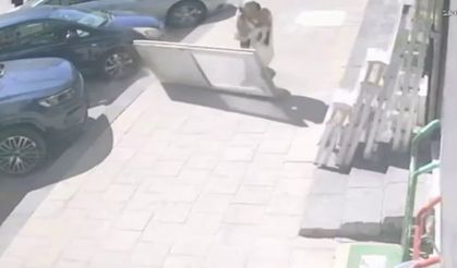 Kaldırımda yürüyen kadının üzerine PVC kapı düştü