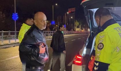 Alkollü sürücü ‘burada çevirme olmaz’ dedi, yoldan geçen araçları durdurmaya çalıştı