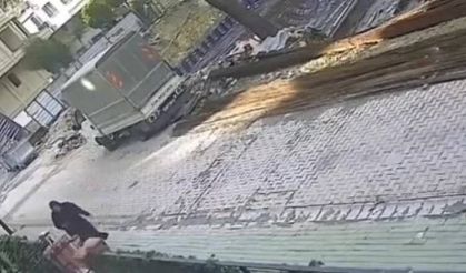 Avcılar’da devrilen 10 metrelik ağacın altında kalmaktan saniyelerle kurtulan kadın kamerada