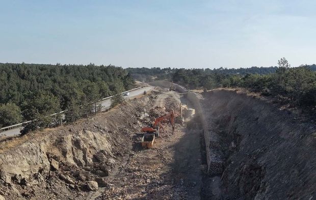 Sarıcakaya yolundaki yıkılan duvar tamir edildi, yol çalışmaları devam ediyor