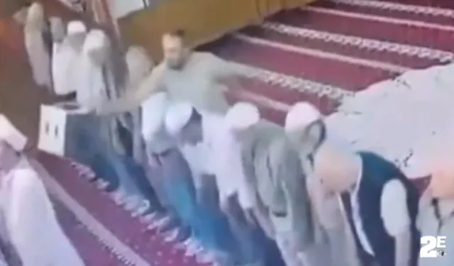 Namaz kıldıran imama plastik tabure ile vurdu