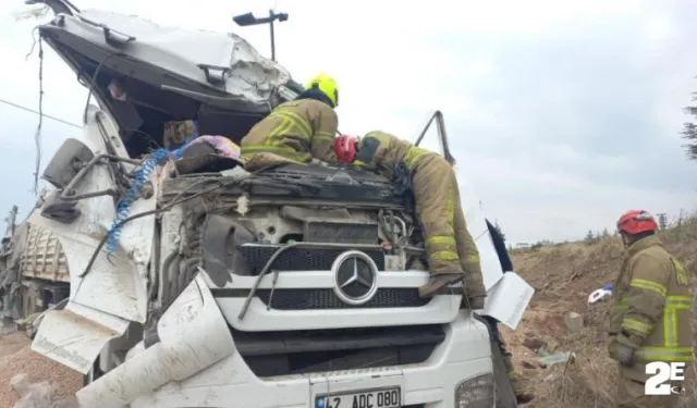 Trafik kazası: Sürücü sıkıştığı yerden kurtarıldı